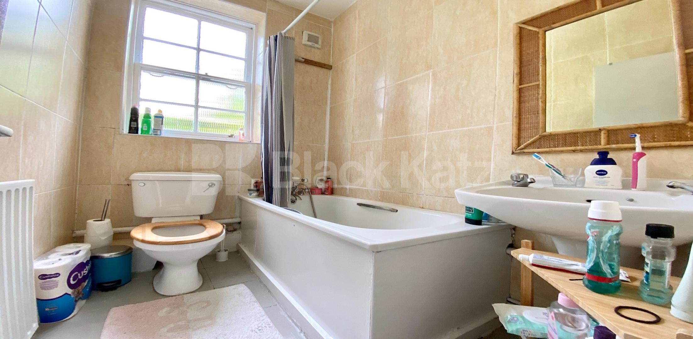 			VIRTUAL TOUR AVAILABLE!, 3 Bedroom, 1 bath, 1 reception Apartment			 Remington Street, ANGEL 